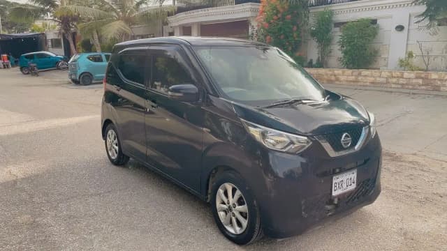 Nissan days 2019/22 key start ,available in Karachi