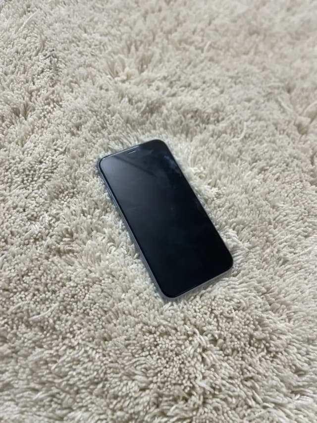 iPhone XR all ok 10/10 mint condition only back glass crack.