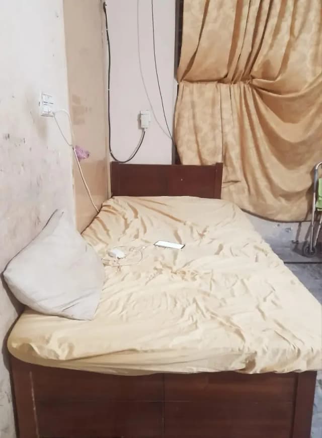 singel bed with matress in very good comdition