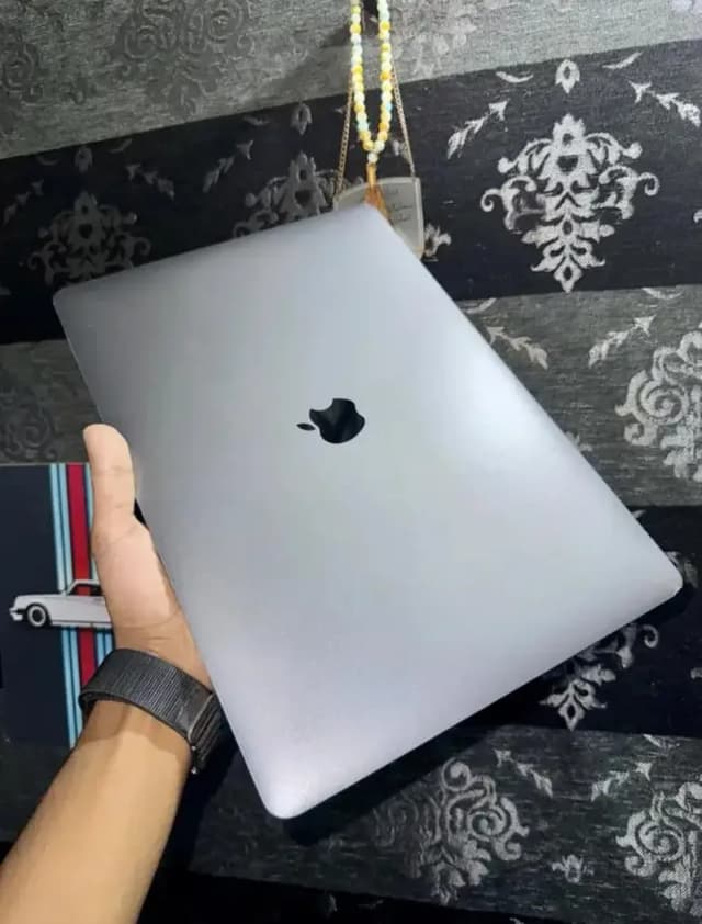 MacBook pro 2018 i9 15 inch screen display with touch bar