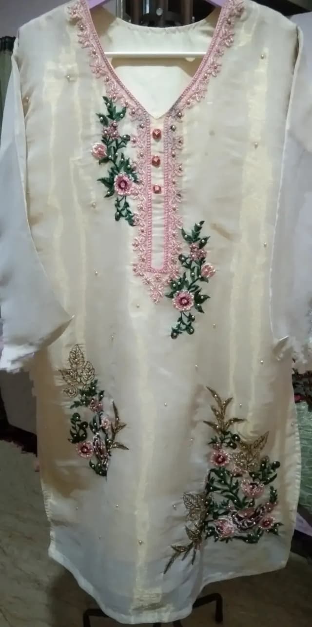 ایسٹرن گریس فینسی گولڈن کریم کلر تھری پیس اسٹچڈ سوٹ