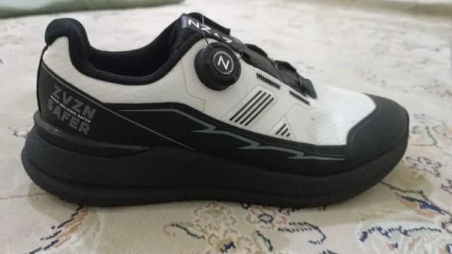ORIGINAL IMPORTED SPORTS SHOES FOR MEN 41/42 ONE DAY INDOOR USED