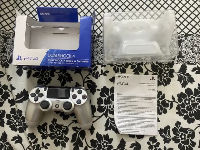 PS4 Controller original in matte grey with box and its paper