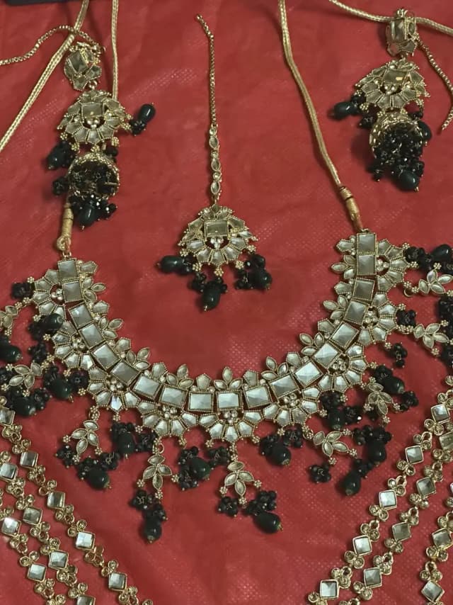 Beautiful Bridal Kundan Set with Mala and Pouch