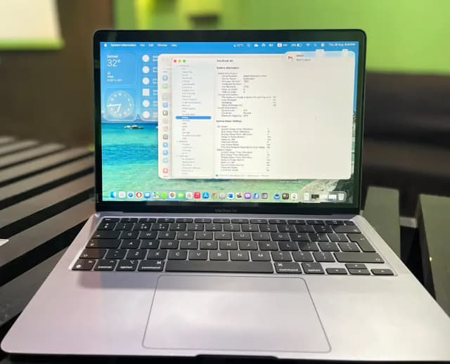 Macbook Air 2020 M1 chip | box & charger| 10/10 condition