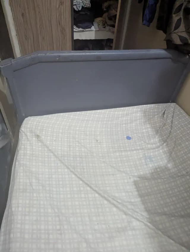 4/6.5 Small size bed in thick wood. With new 3year warranty Mattress