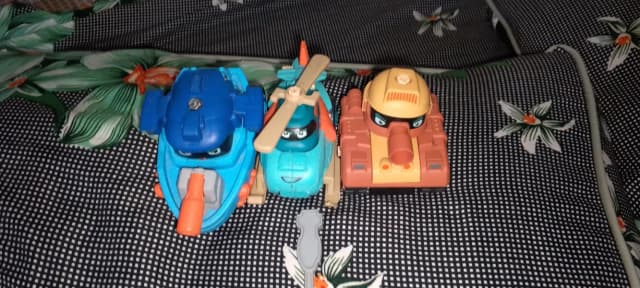 kids playing toys