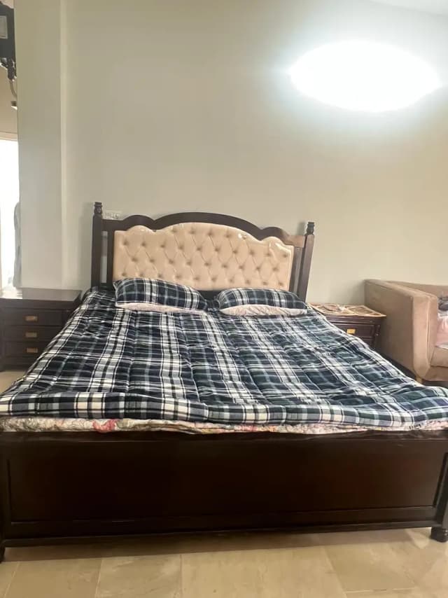 full bed set with 2 side table and one dreesing table