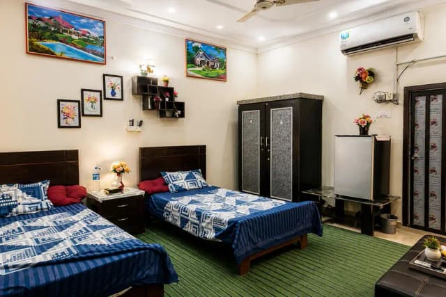 furnished luxury Ac rooms at 6 no chungi multan