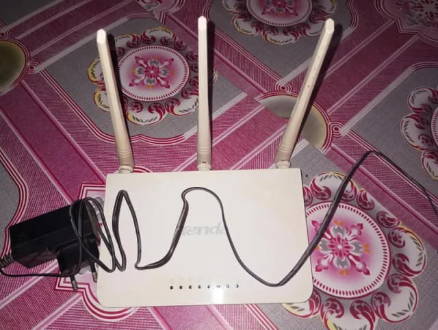 Tenda 3 Antenna WiFi Router – Like New Condition