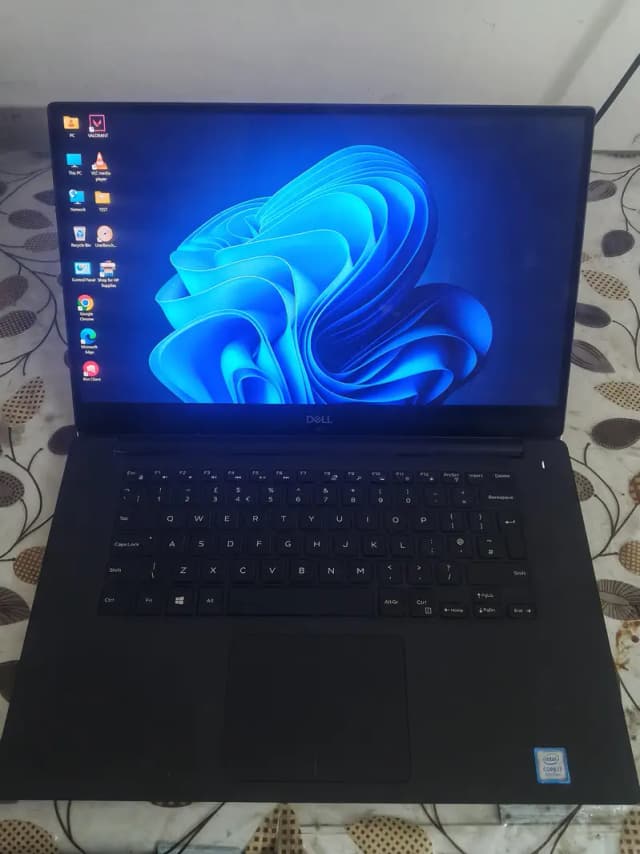DELL XPS i7 8H 16 512 1050max Q design 4k display