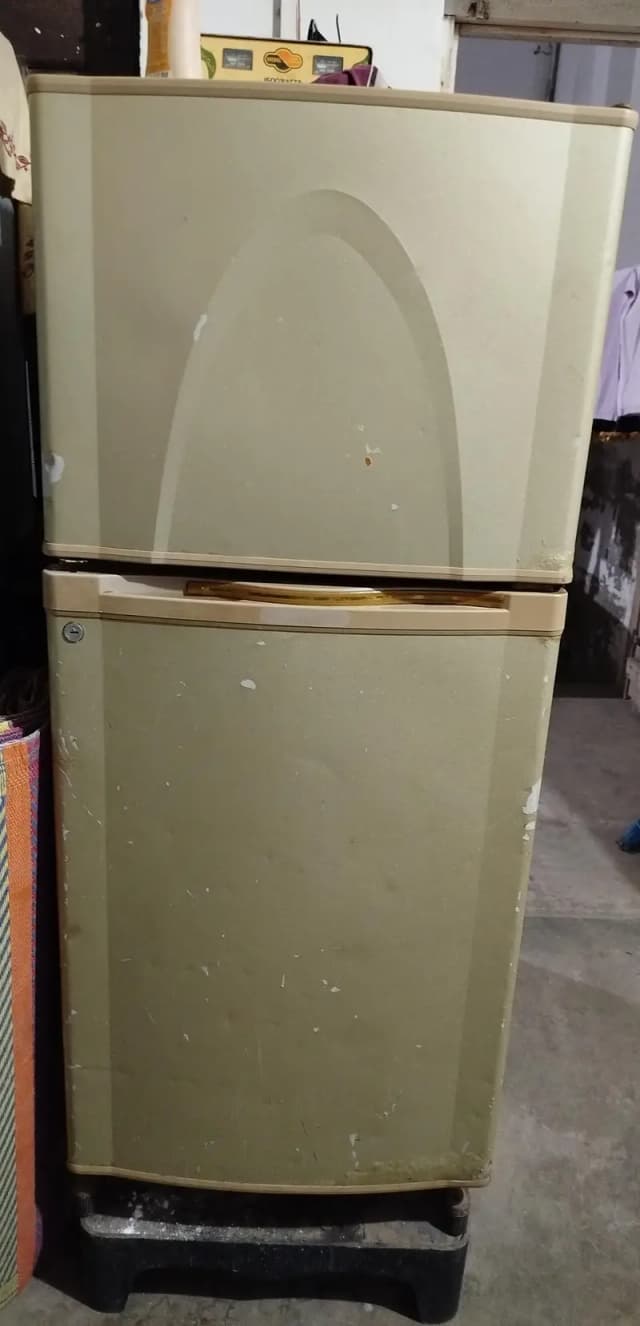 DAWLANCE MEDIUM SIZE FRIDGE