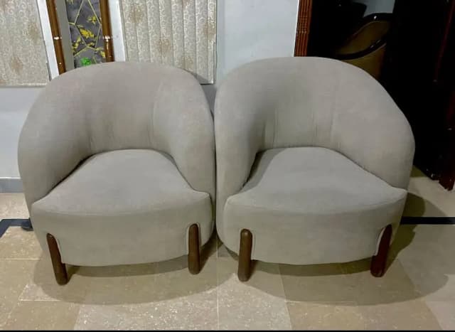 Luxury Single Sofa Chair with coffe table – 10/10 Condition