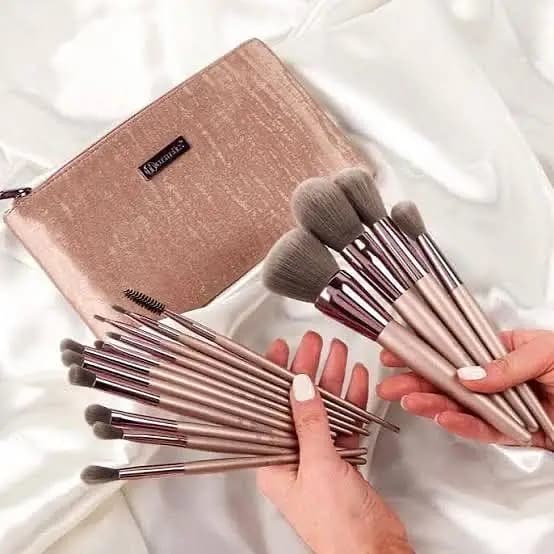 LAVISH 15-Piece Makeup Brush Set - Brush Kit with Synthetic Fibers