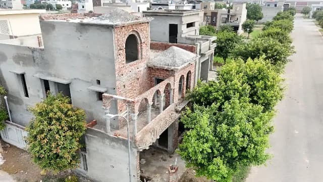 7.5 Marla Corner & Facing park & 60ft Road ki prime location Grey structure New Lahore City Me For Sale Fully Developed Area