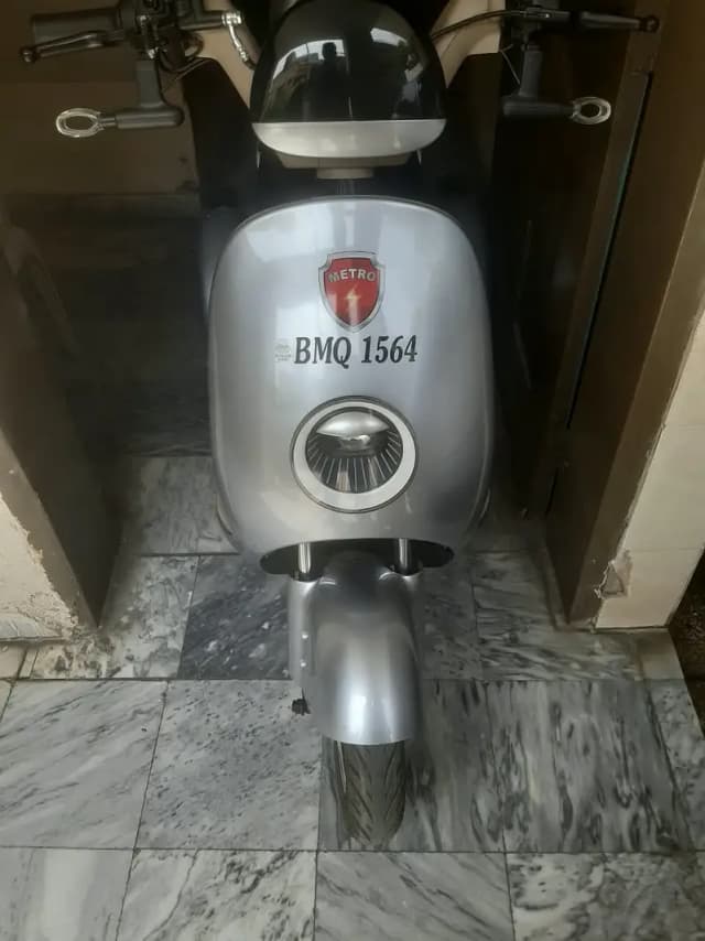 Metro Premium 3 Wheel Electric Scooter | Almost New | Under Warranty |