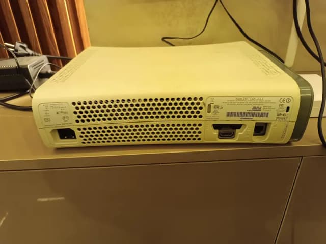 Xbox 360 for sale with one wireless controller (negotiatable) 80+games