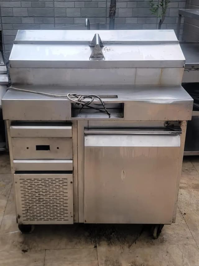 deck oven Chinna not south star  prep table piza make table sink fryer