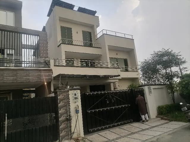 Prime Location Upper Portion In Bankers Town For rent