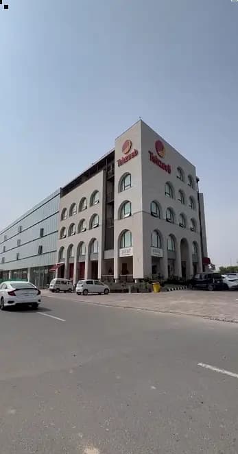 ESTATE 4U PROUDLY OFFERS: 16-MARLA BUILDING WITH 5 STOREYS IS AVAILABLE IN LAKE CITY DOWNTOWN COMMERCIAL TOP LOCATION NEAR TO TEHZEEB BAKERS AND FRONT OF TIM HORTONS.