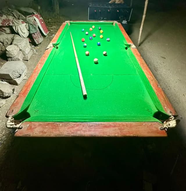 Snooker Table with Ballss and 2 sticks
