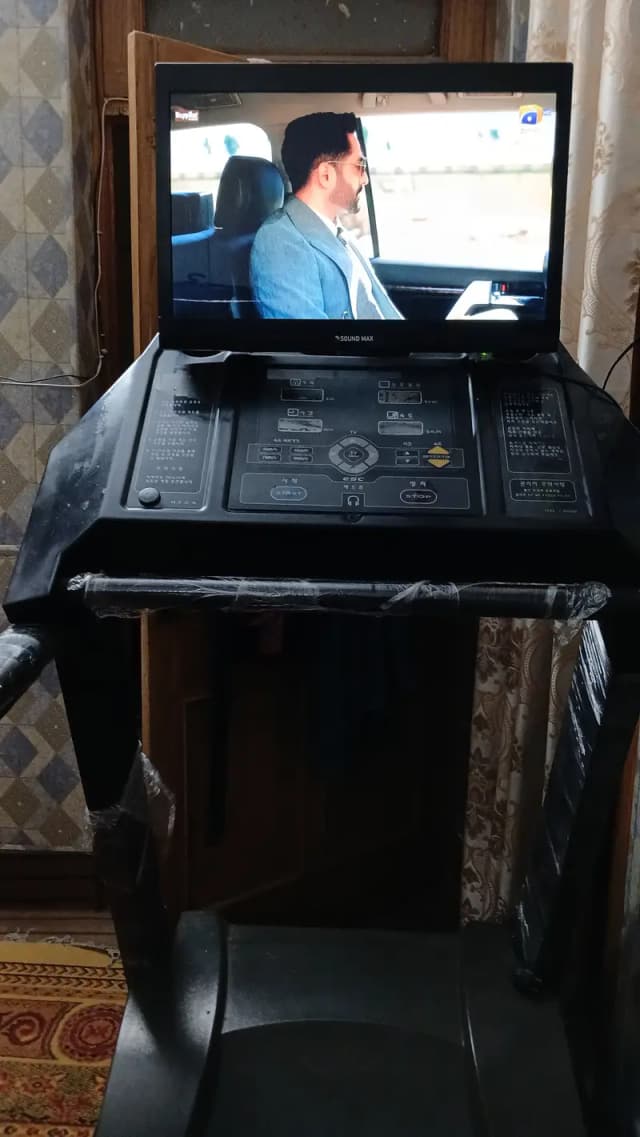 Commercial heavy duty Treadmill with attached LED screen barnd new 16”