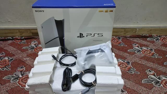Sony playstation ps 5  1 TB 2 controler 10 games DVD full box