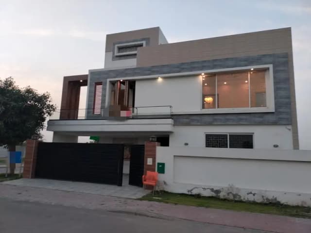 Corner 14 Marla House In Golf View Residencia Is Available