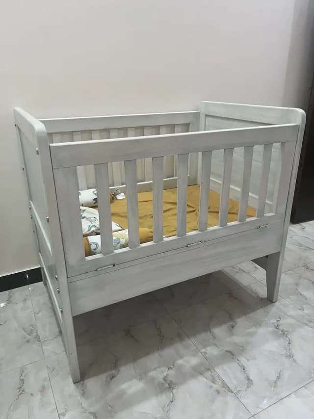 Baby cot. Solid wood
