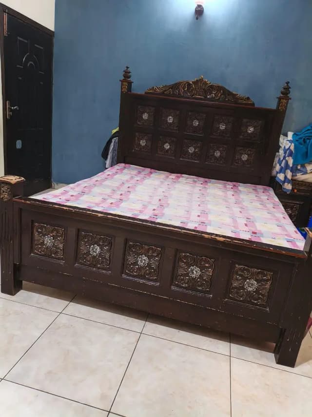 bed with 2 side tabel no damage only paint hony wala ha