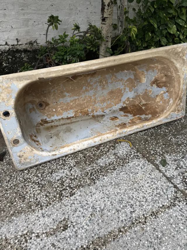 Bath tub