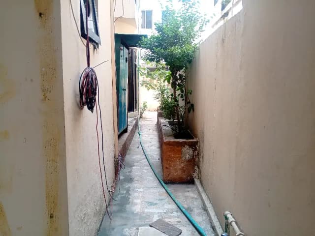 12 Marla House For Rent In Gulberg 4 Beds And 4 Washroom 2 Kitchen Gizer DD With Soler Prime Location Easy Approach Near Firdous Market
