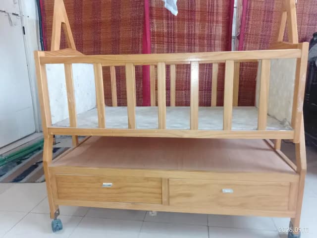 baby cot   new condition