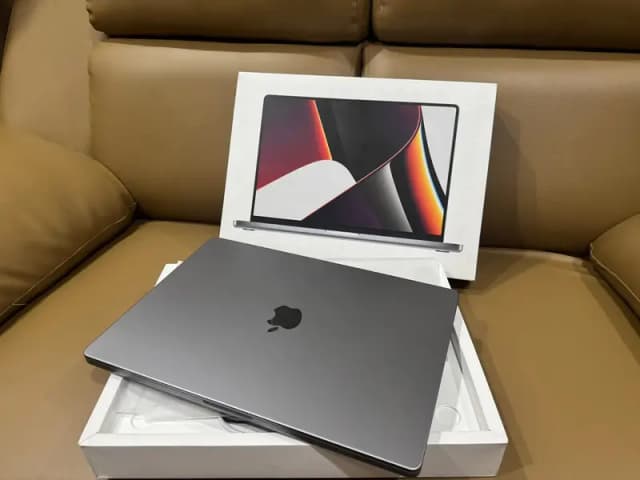 MacBook Pro 2020 14inch Core i10 32GB Ram 1TB SSD