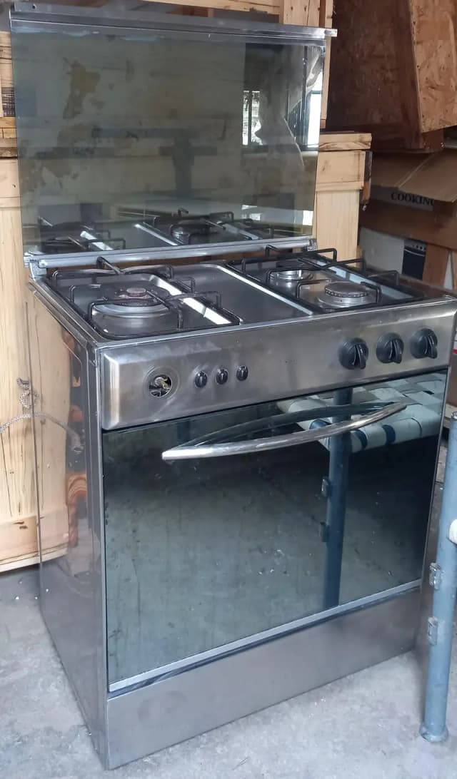 Cooking Range 3 burner and oven
