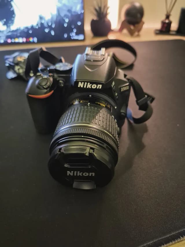 Nikon D5600 DSLR | 24.2MP | 18-55mm AF-P Lens | 10/10 | Complete Kit
