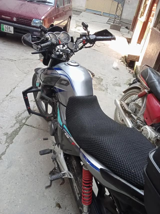 Honda CB150F silver colour