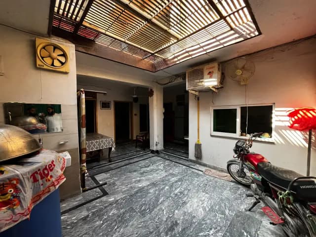 Spacious old but well-maintained house featuring 6 rooms, 5 bathrooms, gas, water, electricity, and a convenient 20-feet wide road.