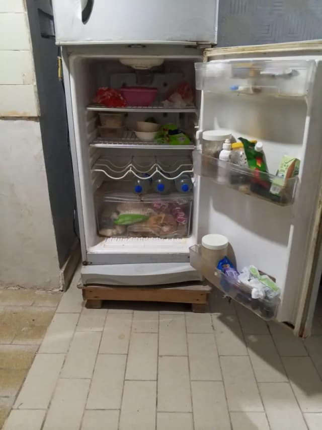 middium size frige. sirf door ka thora kam. hai baqi cooling freez ok