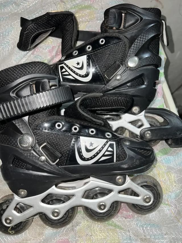 Skating roller shoes