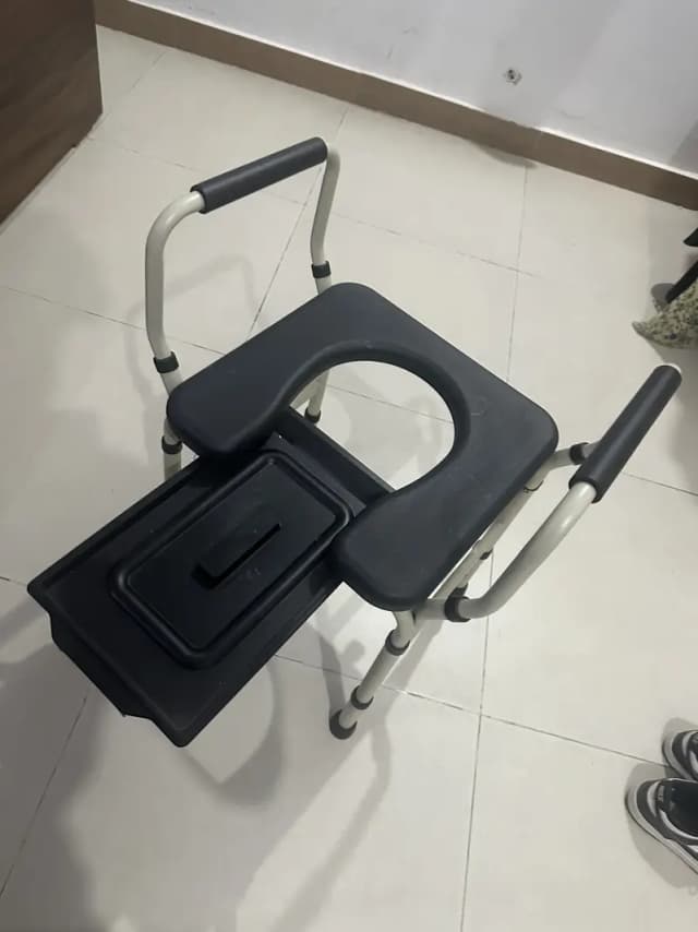 Camnode DC634 Commode Chair – Unused
