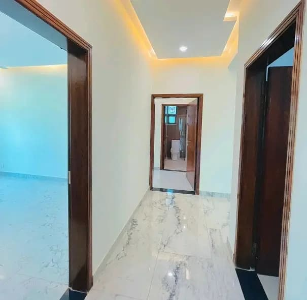 Flat For Grabs In 12 Marla Lahore