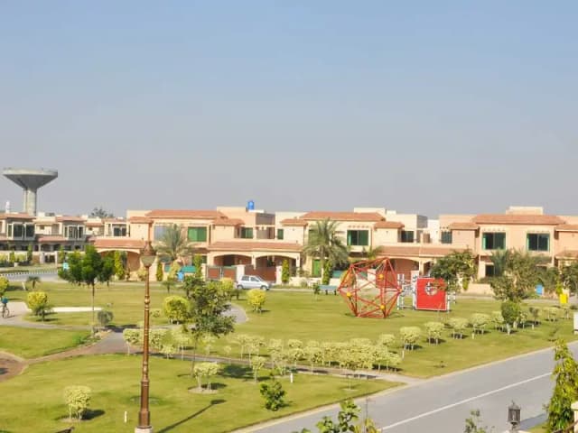7 marla ideal plot in lake city for sale