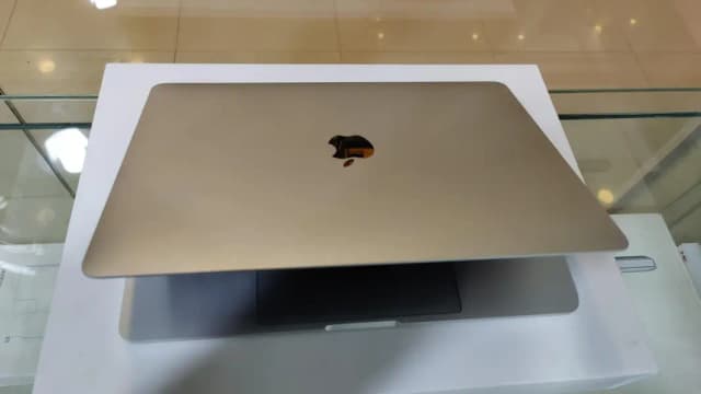 Apple MacBook pro 15.6 touch ID