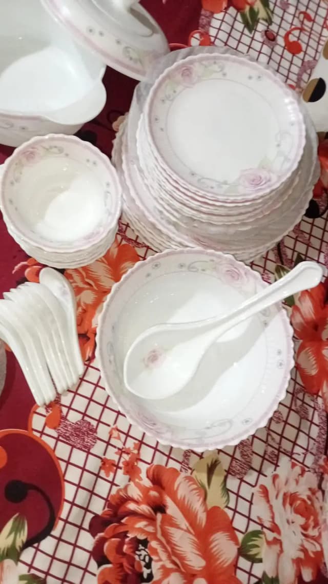 CHINE SET OR TEA SET