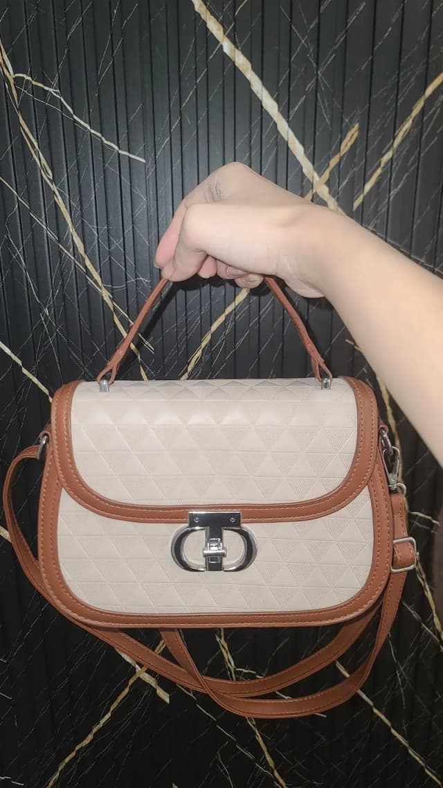 Elegant Tan Crossbody Handbag – Excellent Condition