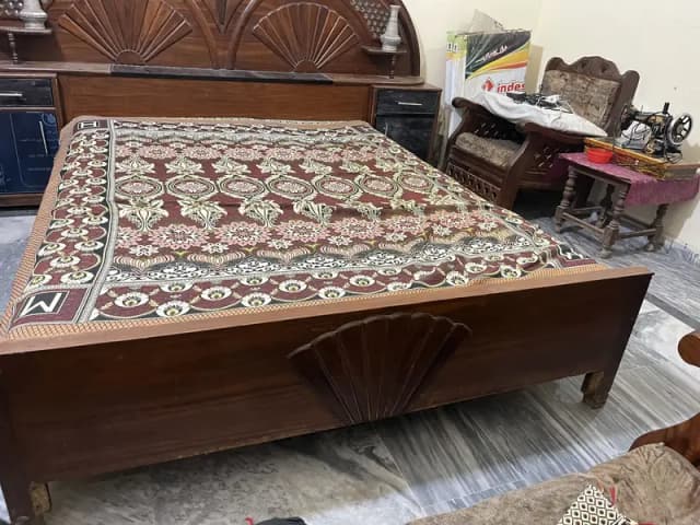 King size bed for sale used but in 8/10 condition