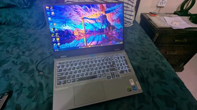 Lenovo LOQ15IRX9 C17 13th 16gb ram 1tb SSD rtx 4050 6gb MP2HHZX8