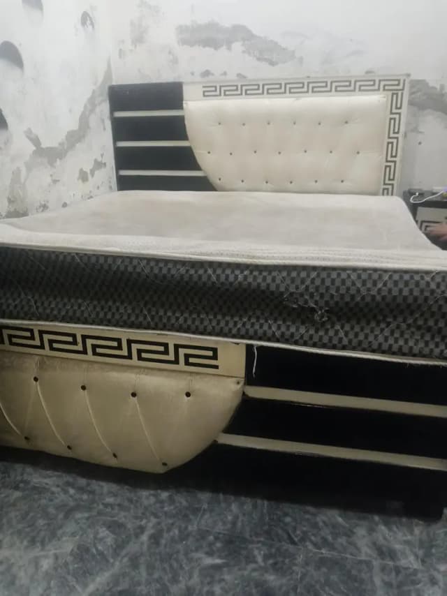 ایک عدد بیڈ سیٹ ساتھ سایڈ ٹیبلز