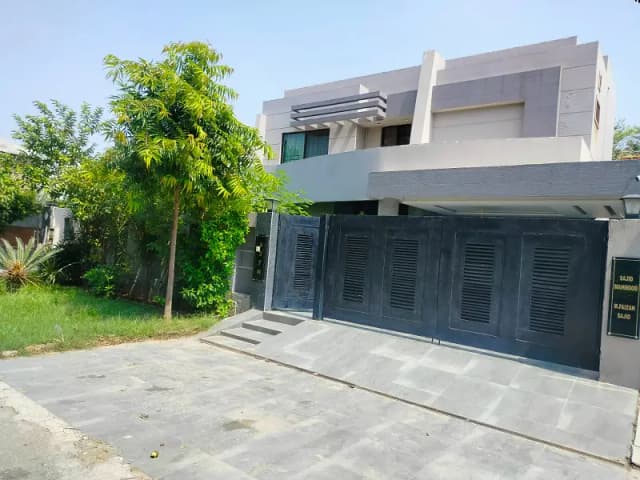 1 KANAL ELEGANT AND FULLY FURNISHED USED BUNGALOW IS AVAILABLE IN THE BEST BLOCK OF DHA LAHORE.